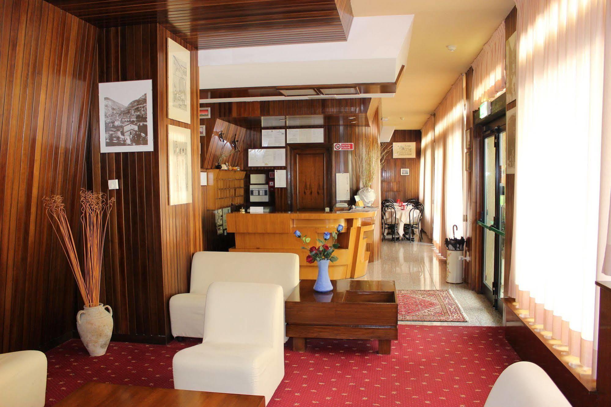 Hotel Pinolo Gubbio Eksteriør bilde