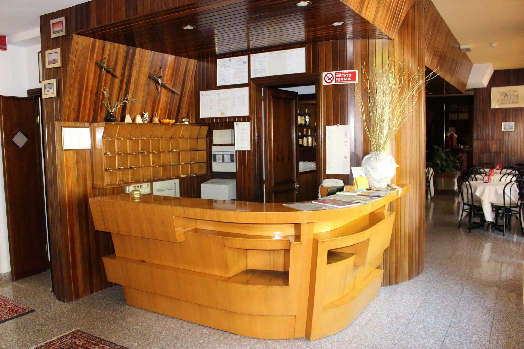 Hotel Pinolo Gubbio Eksteriør bilde