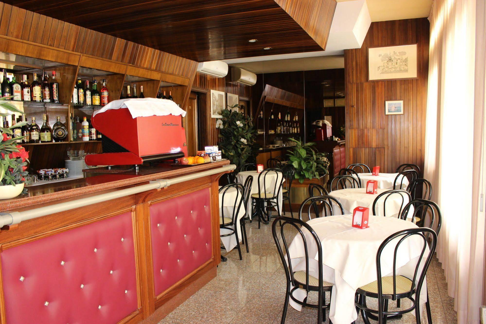 Hotel Pinolo Gubbio Eksteriør bilde